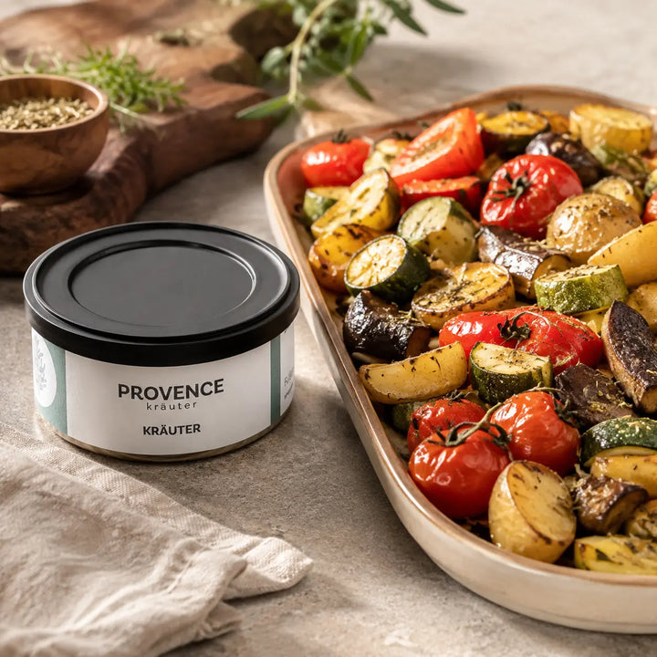 Kräuter der Provence zu mediterranem Ofengemüse serviert