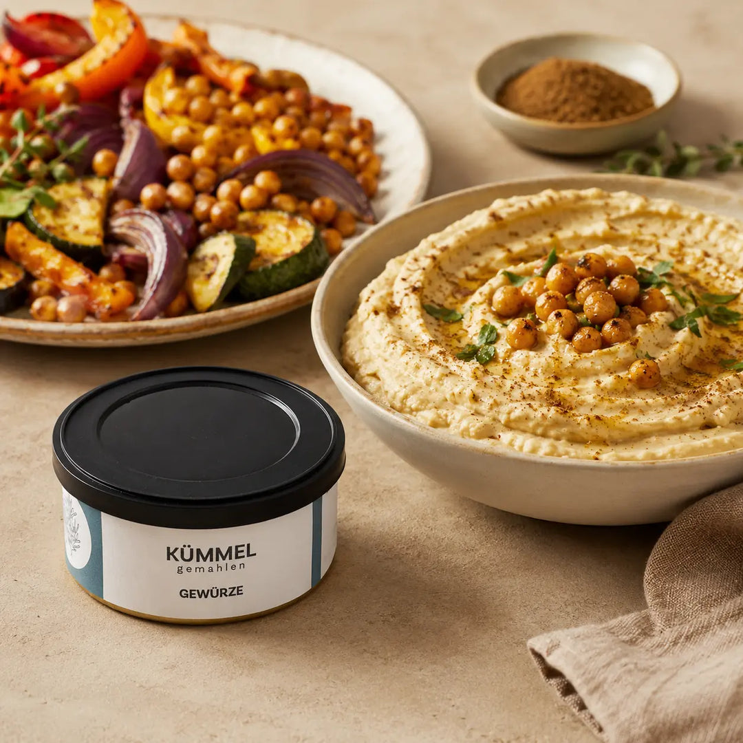 Kreuzkümmel gemahlen zu Hummus, Kichererbsen und Ofengemüse serviert