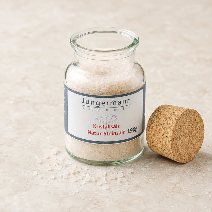 Kristallsalz im geöffneten Jungermann Gourmet Originalglas mit sichtbaren Salzkristallen