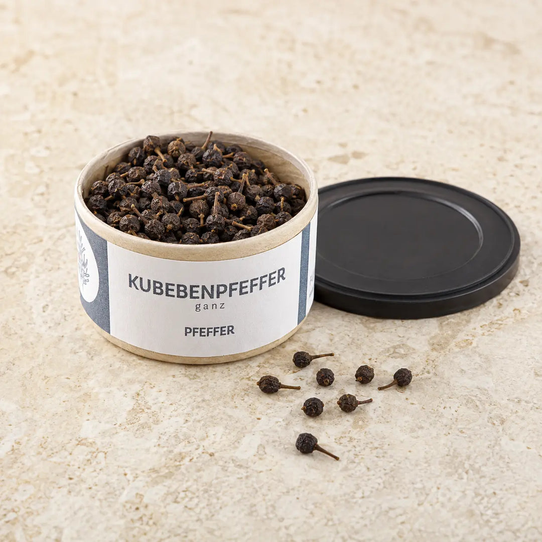 Kubebenpfeffer von Jungermann Gourmet mit sichtbaren Körnern und kleinen Stielen
