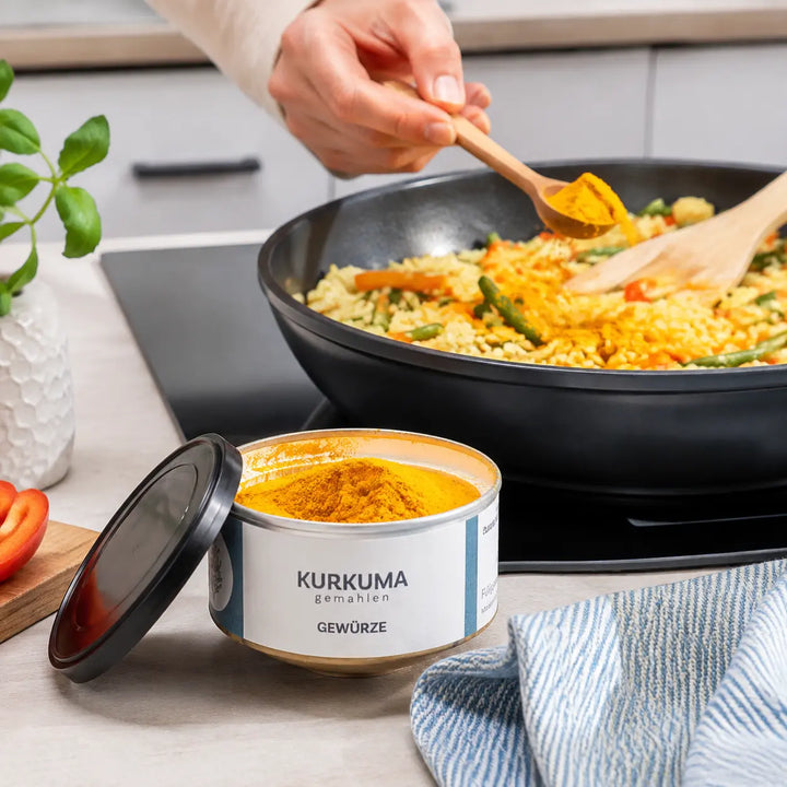 Kurkuma gemahlen von Jungermann Gourmet beim Würzen von Reis und Gemüse