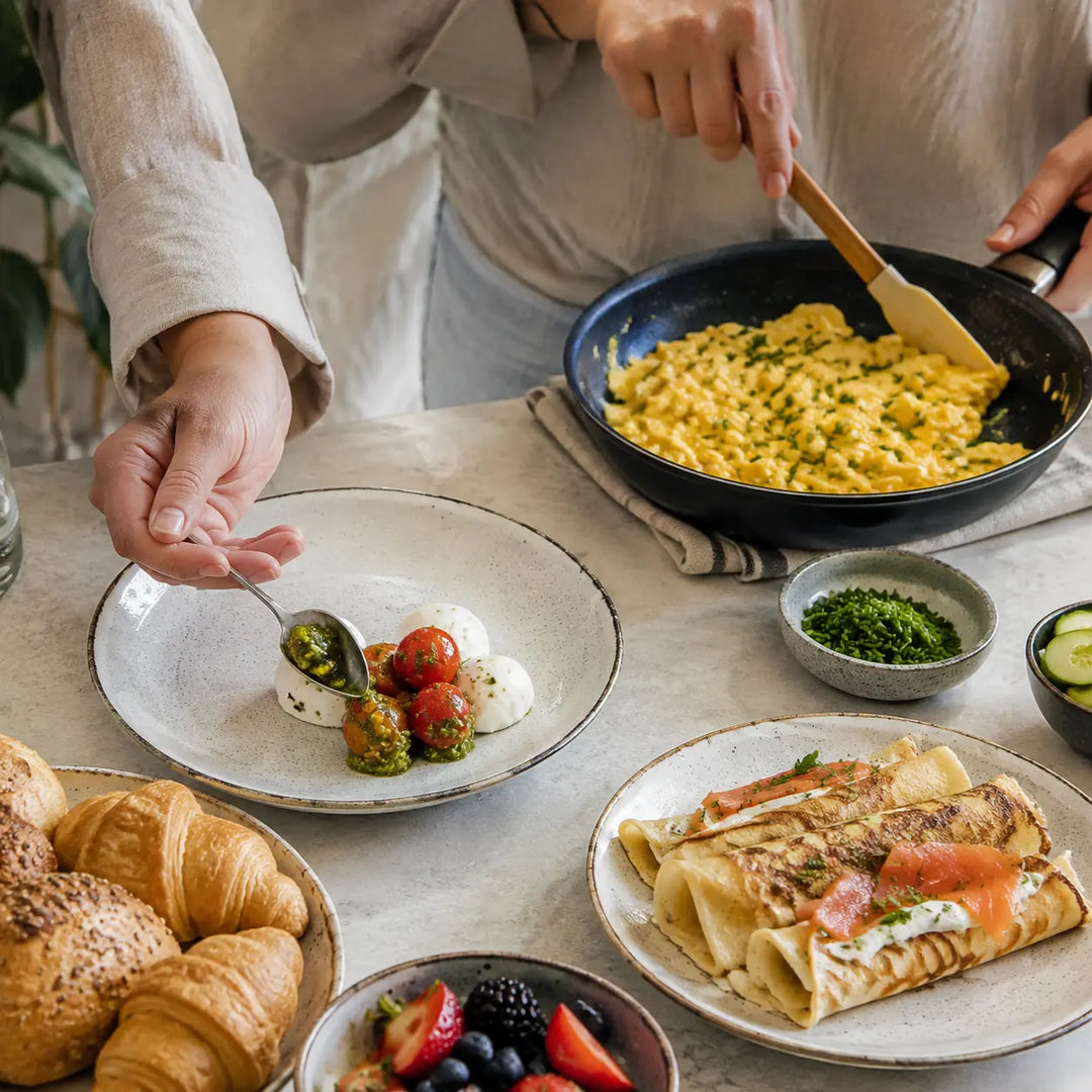 Rührei mit Schnittlauch und Kirschtomaten mit Pesto und Büffelmozzarella bei der Zubereitung
