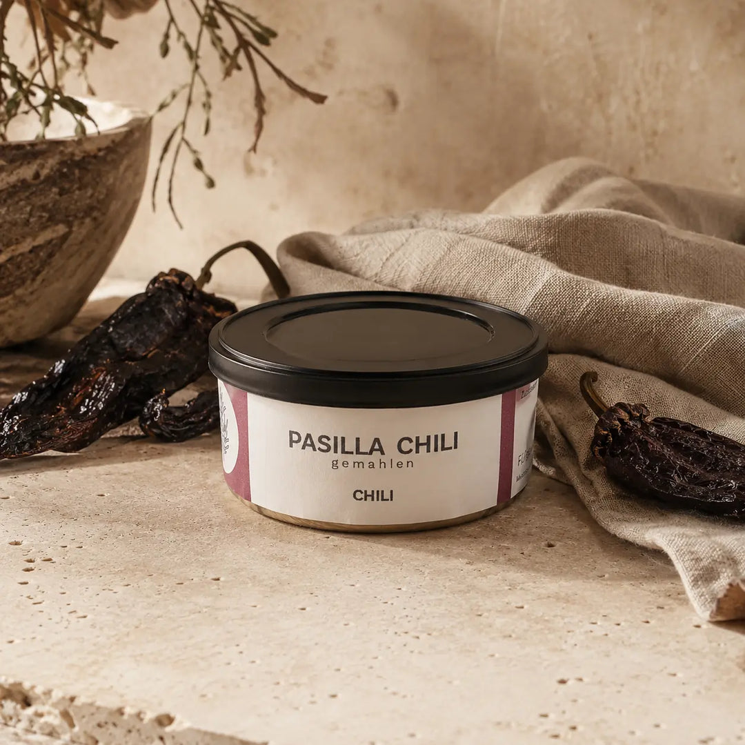 Jungermann Gourmet Pasilla Chili gemahlen in der Gewürzdose