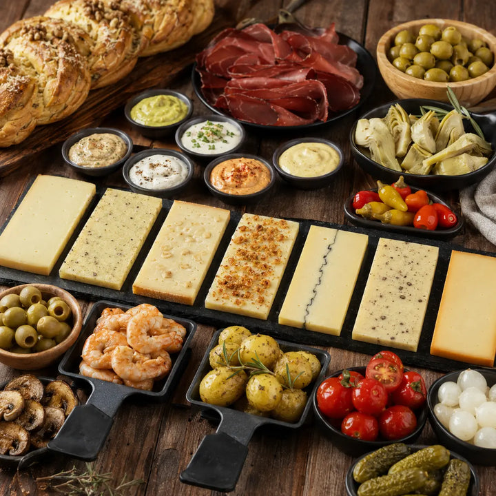 Raclette-Box mit sieben Käsesorten, Shrimps, Bündnerfleisch, Gemüse, Dips und Brot