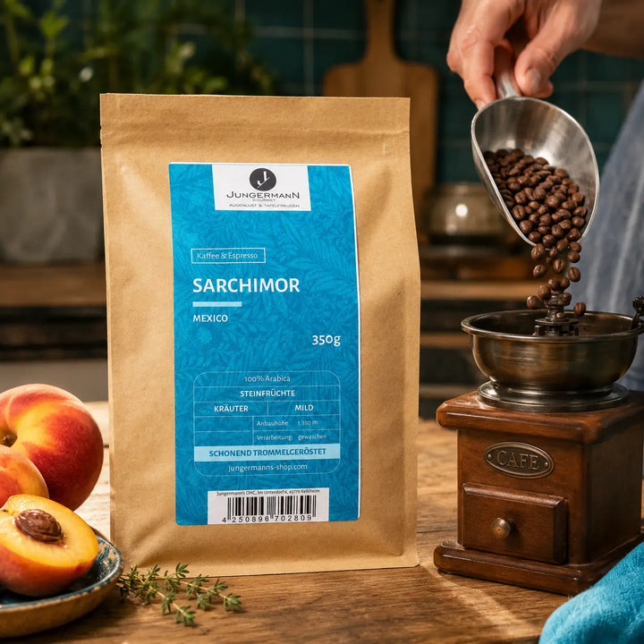 Sarchimor Kaffee beim Mahlen mit Steinfrucht und Kräutern als Aromahinweise