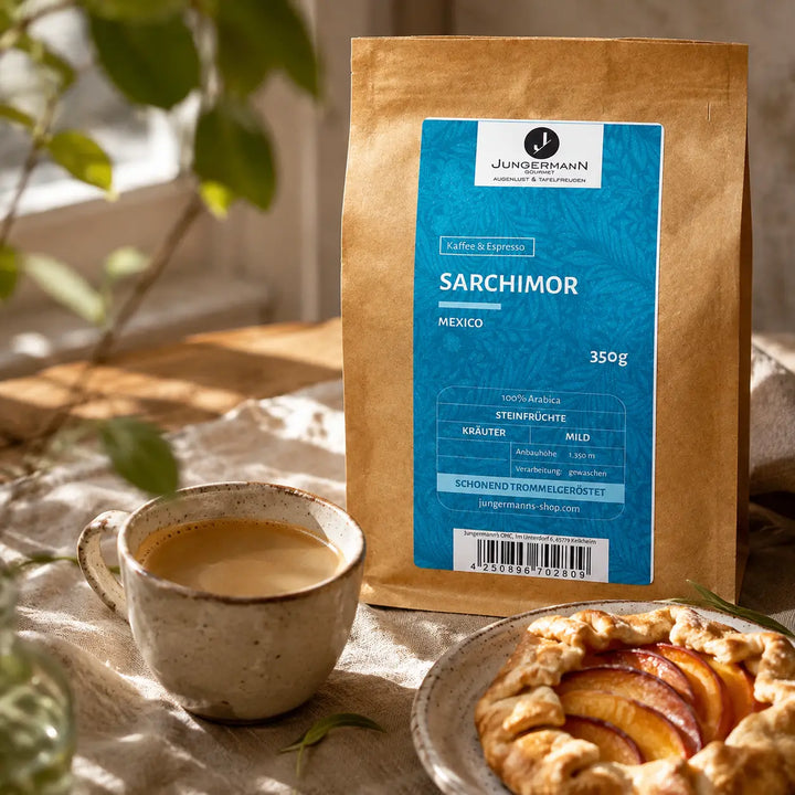 Sarchimor Kaffee mit Café Crème und Pfirsichgalette im Morgenlicht