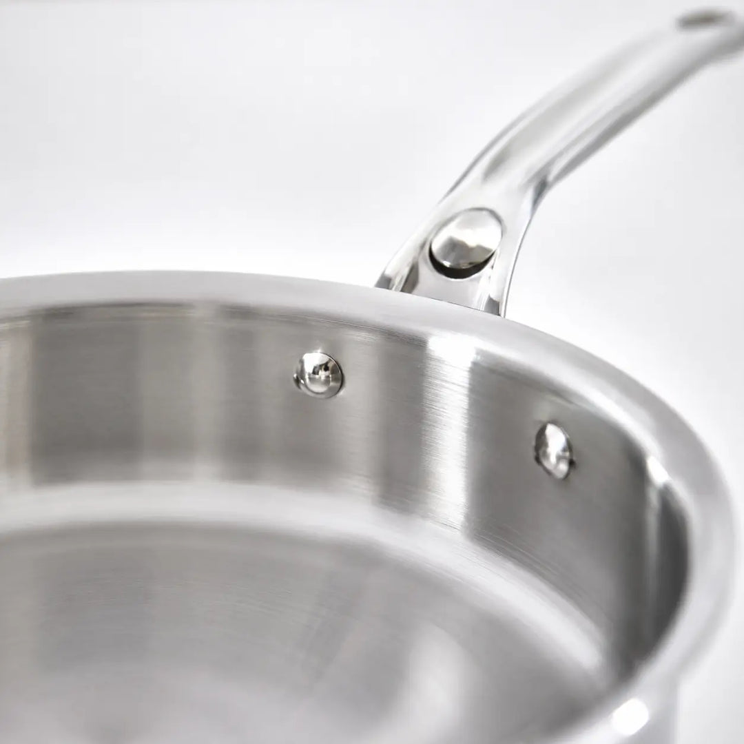 Grade Sauteuse Affinity – Edelstahlkörper, Griffanschluss und Nieten im Detail