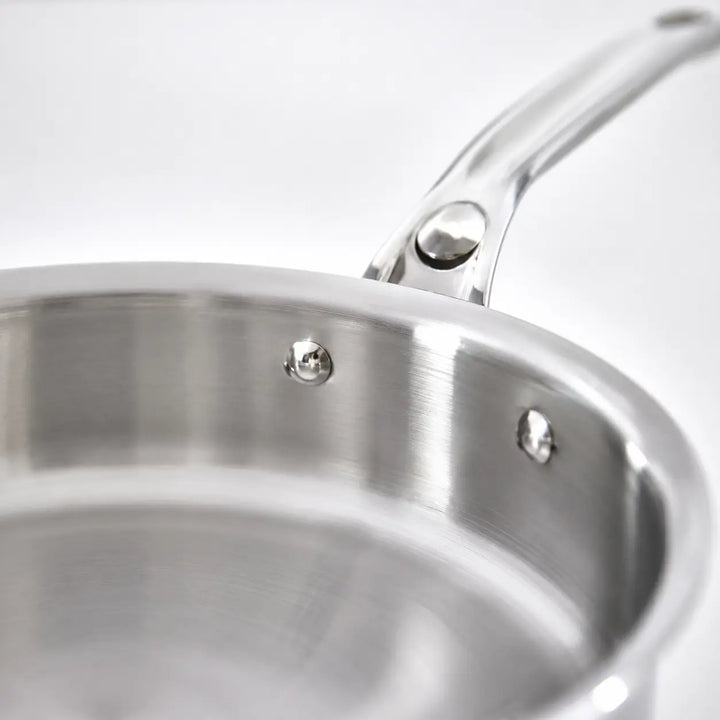 Grade Sauteuse Affinity – Edelstahlkörper, Griffanschluss und Nieten im Detail