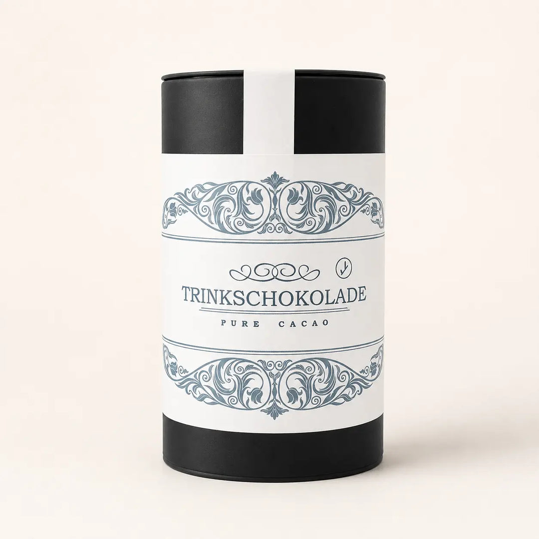Pure-Cacao-Trinkschokolade in der schwarzen Jungermann-Gourmet-Dose