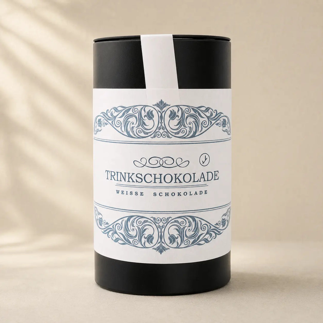 Weiße Trinkschokolade in der schwarzen Jungermann-Gourmet-Dose