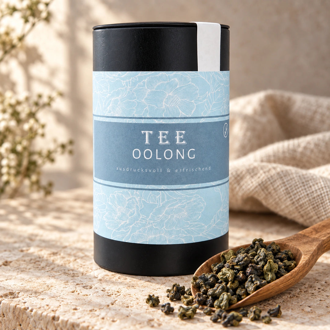 Die hellblau etikettierte Originaldose Jade Oolong Tee steht neben einem Holzlöffel mit gerollten Teeblättern.