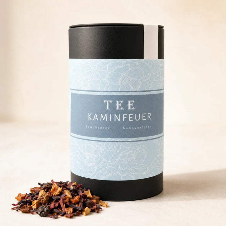 Kaminfeuer Früchte Tee Dose mit loser Hibiskus-Fruchtmischung auf hellem Hintergrund