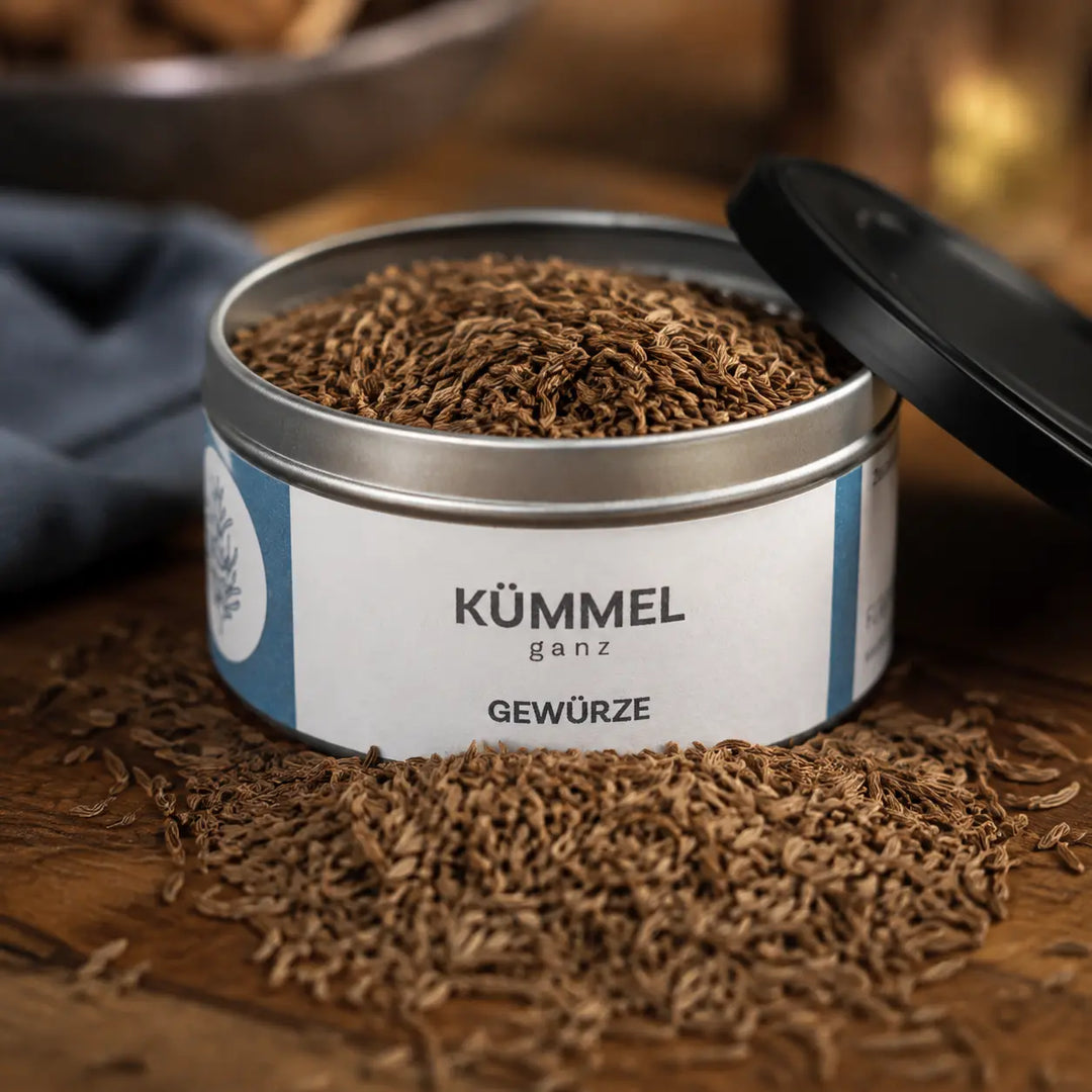 Ganze Kümmelsamen in und vor der Jungermann Gourmet Gewürzdose