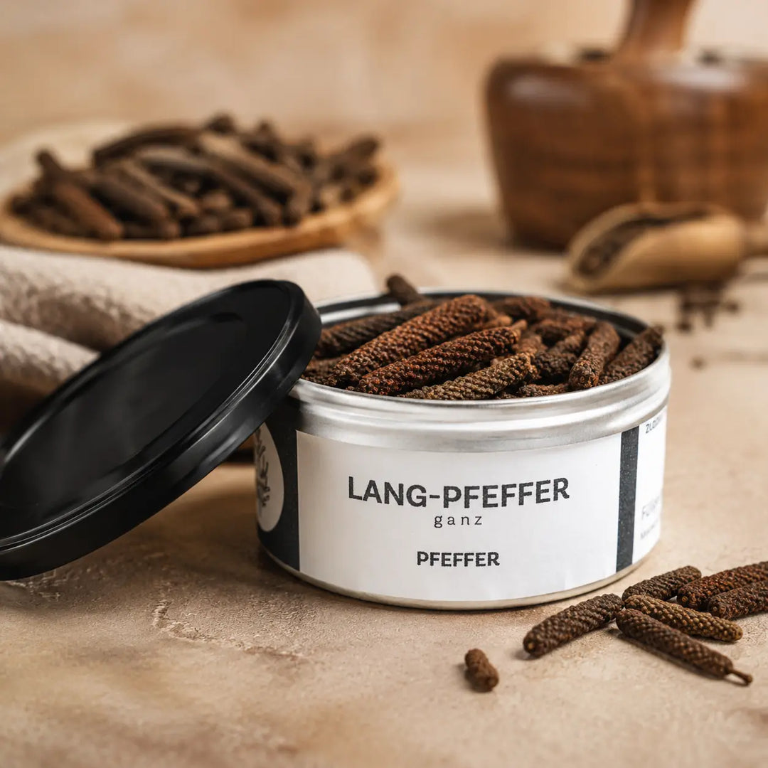 Geöffnete Dose Langpfeffer mit ganzen länglichen Pfefferähren