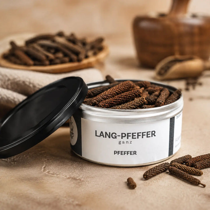 Geöffnete Dose Langpfeffer mit ganzen länglichen Pfefferähren