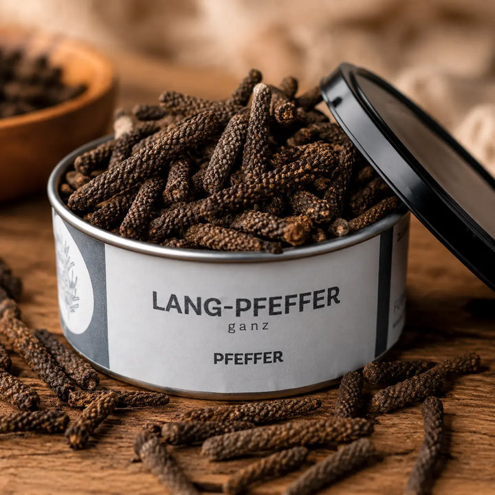 Ganze Langpfefferähren im Detail vor der Jungermann Gourmet Dose