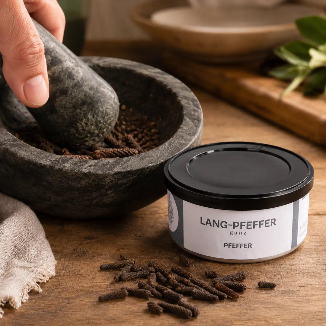 Langpfeffer beim Zerstoßen im Mörser