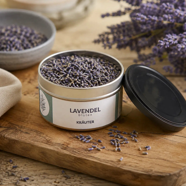 Geöffnete Dose Lavendelblüte mit getrockneten violetten Blüten