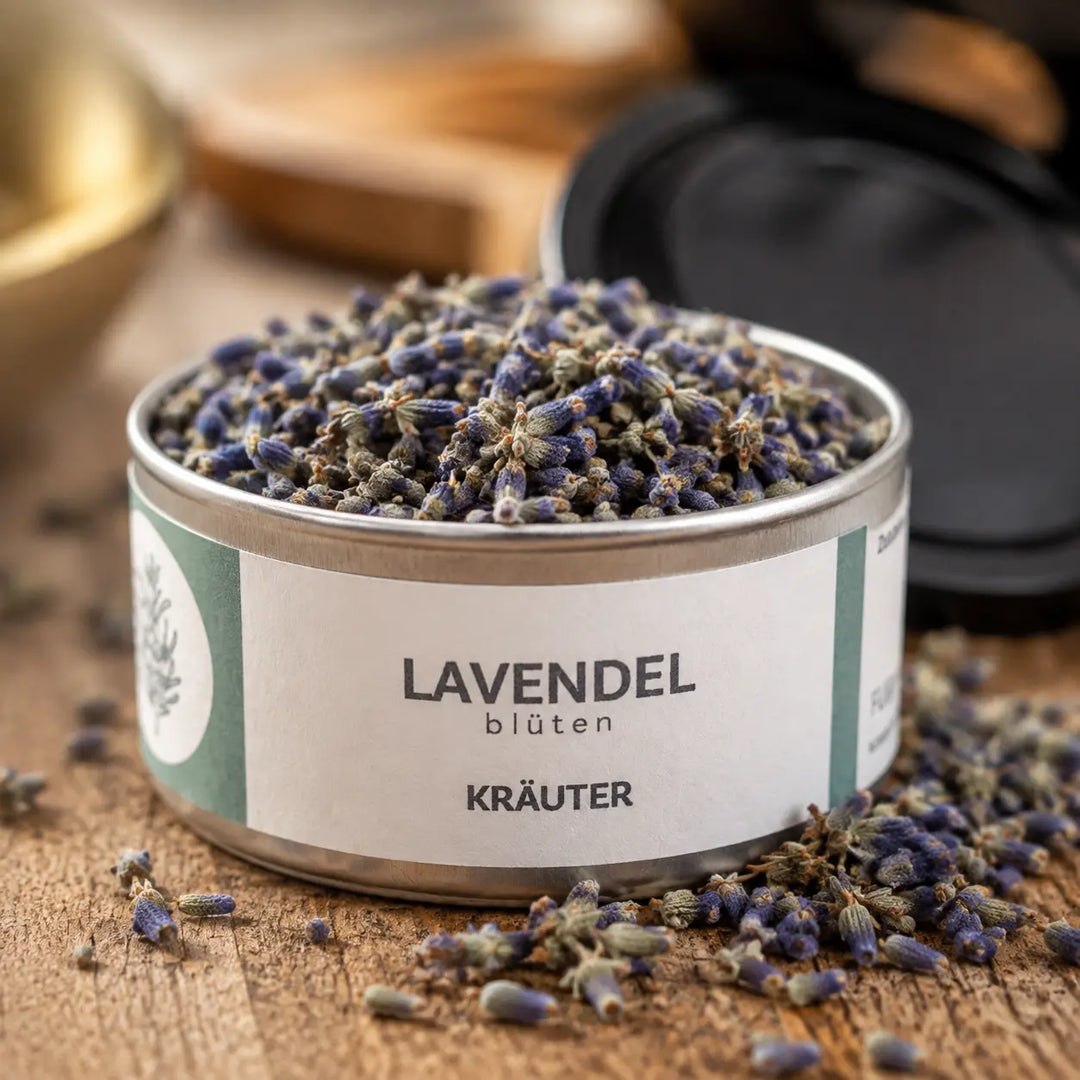 Getrocknete Lavendelblüten im Detail vor der Jungermann Gourmet Dose