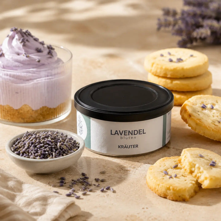 Lavendelblüte mit Shortbread und cremigem Dessert als Servieridee