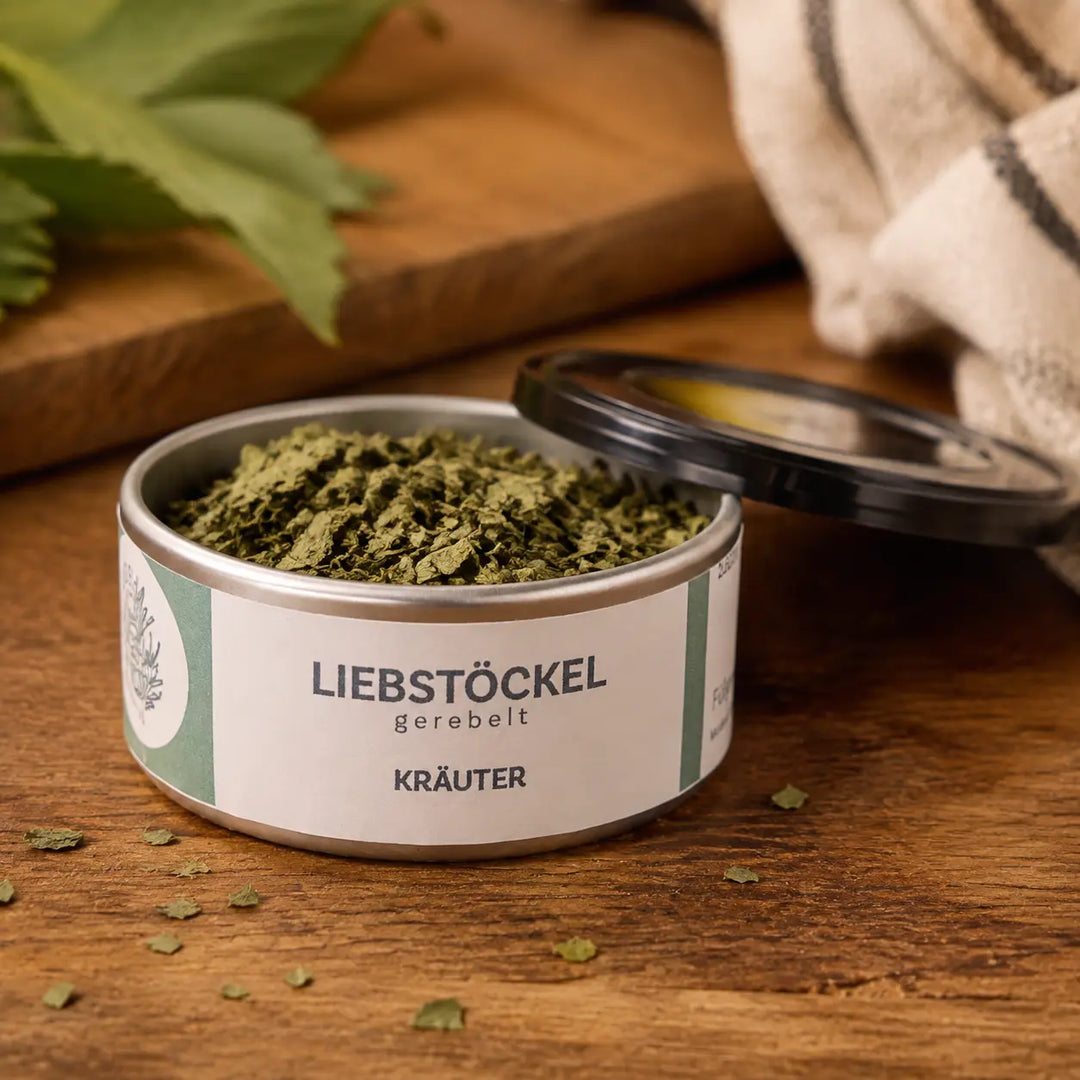 Geöffnete Dose Liebstöckel mit authentisch gerebelten getrockneten Kräutern