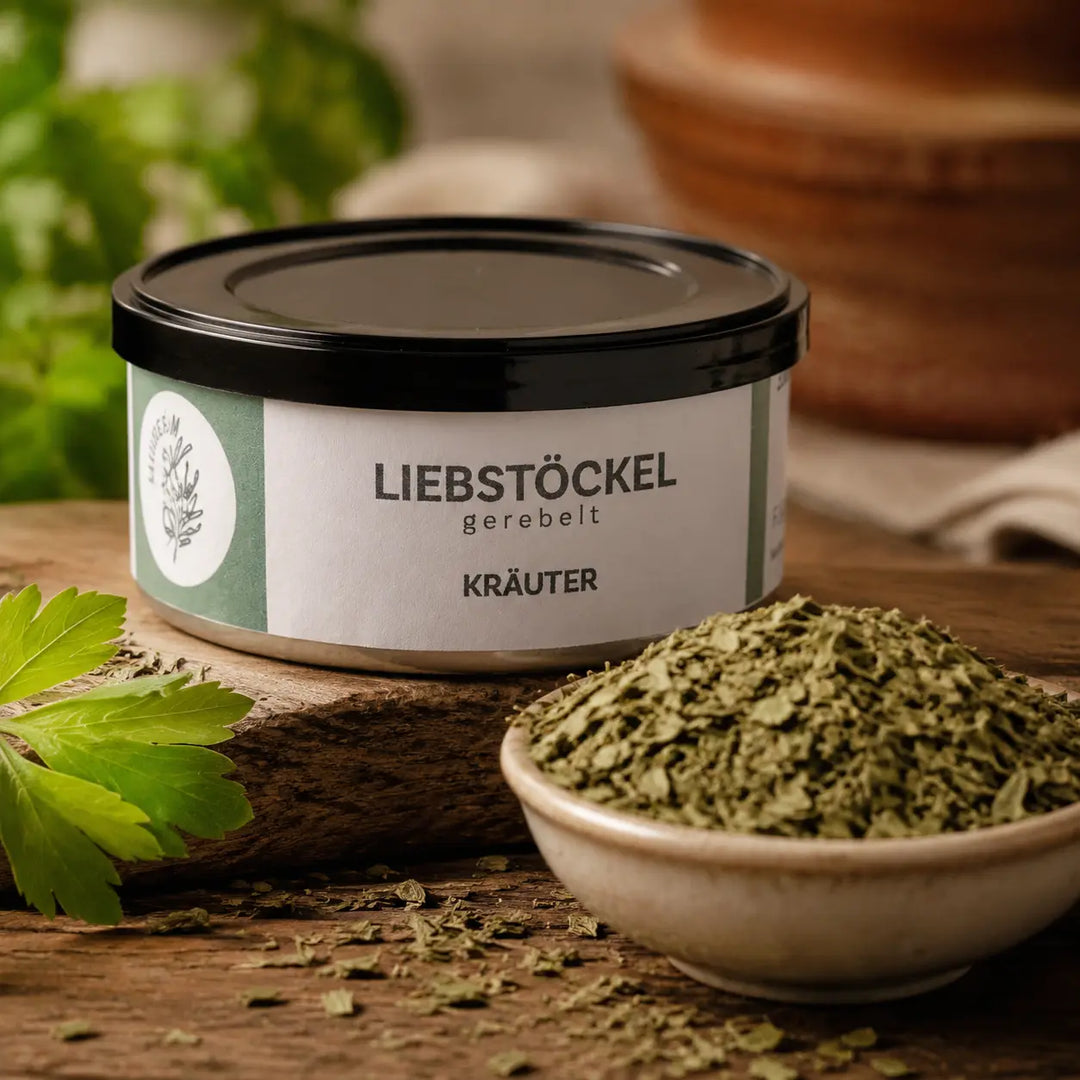 Gerebelter Liebstöckel im Detail vor der Jungermann Gourmet Kräuterdose