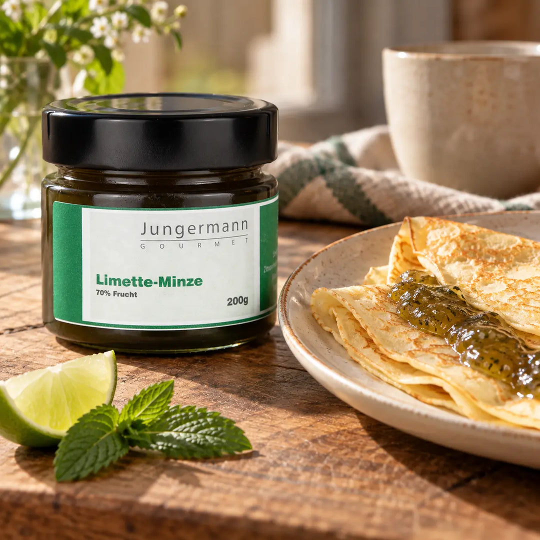Limetten-Minze-Aufstrich 200 g mit angerichteten Crêpes als süßer Serviervorschlag.