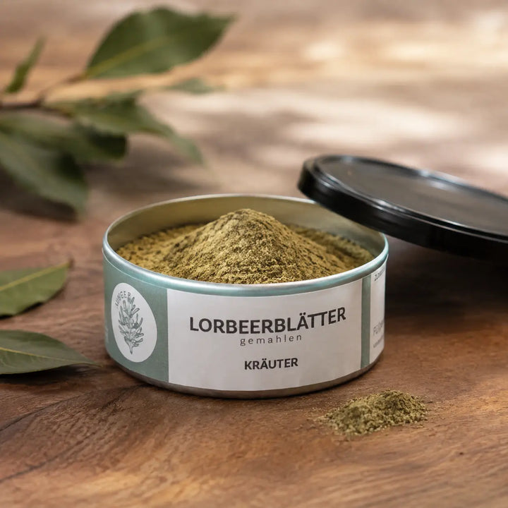Geöffnete Dose mit fein gemahlenen Lorbeerblättern