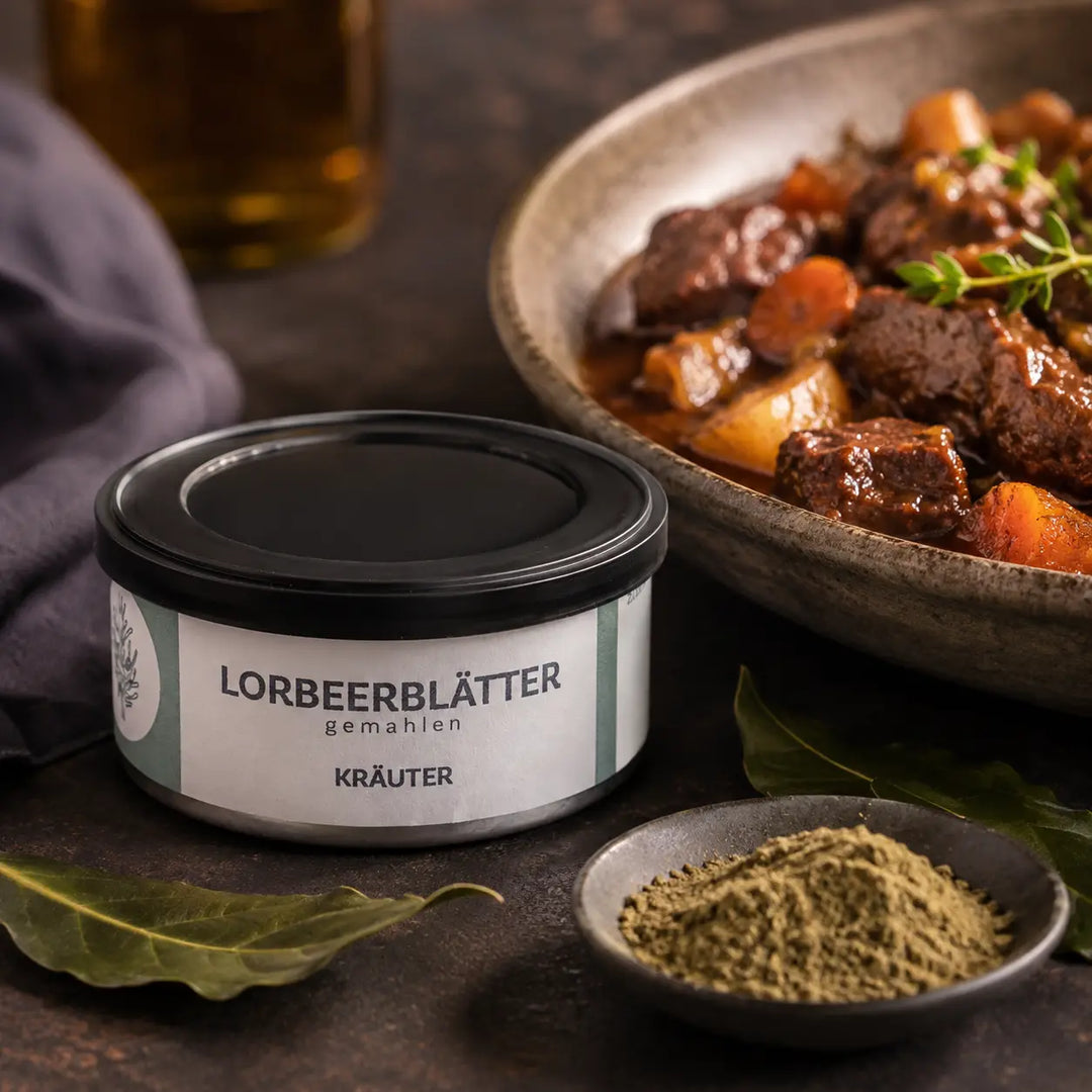 Gemahlene Lorbeerblätter neben Rinderschmorgericht mit Wurzelgemüse