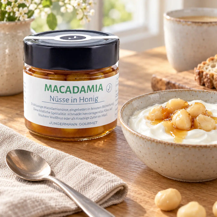 Macadamianüsse in Honig von Jungermann Gourmet: Originalglas neben Naturjoghurt mit Nüssen und Honig als Serviervorschlag.