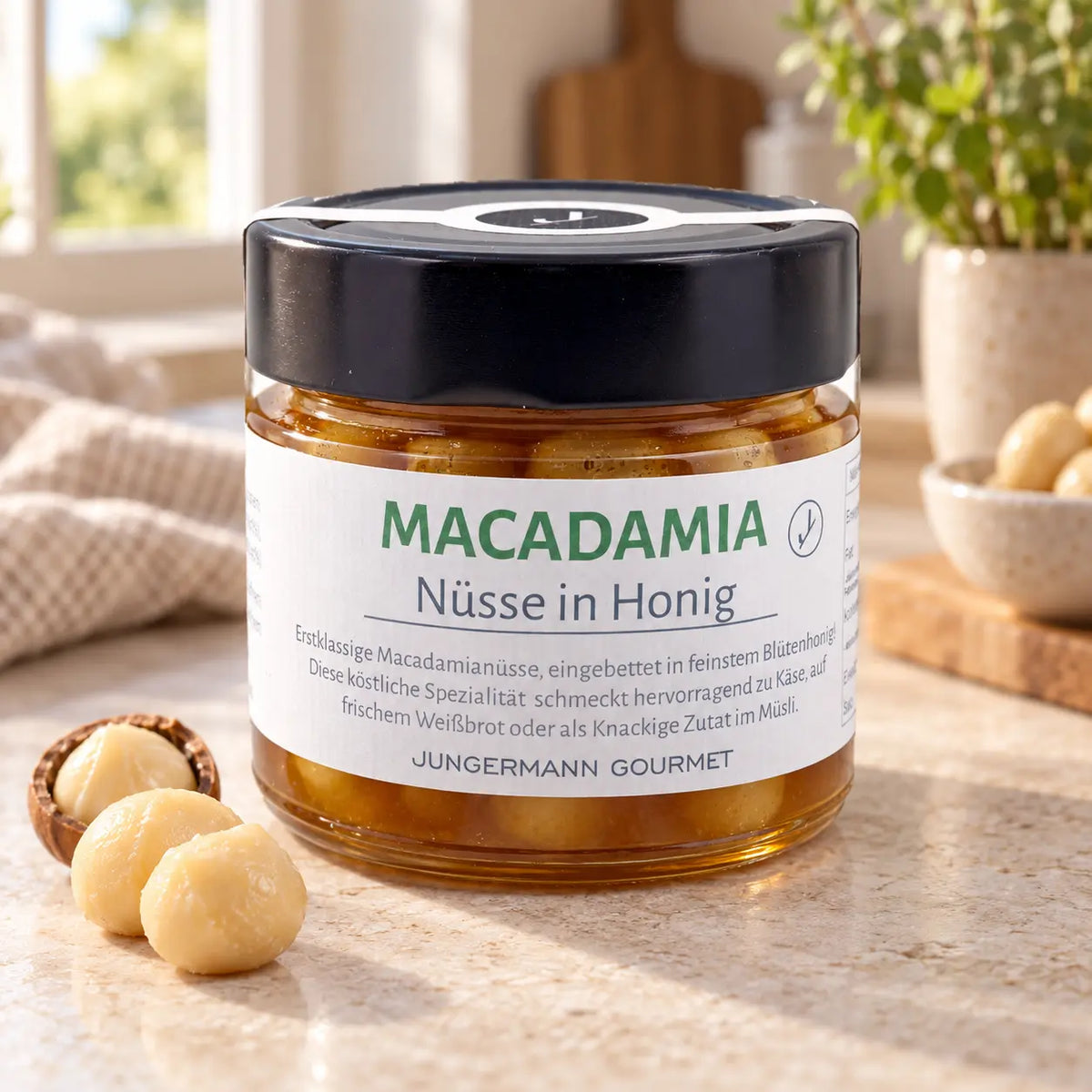 Macadamianüsse in Honig von Jungermann Gourmet: Originalglas auf einer Küchenarbeitsplatte mit einer kleinen Portion Nüssen.