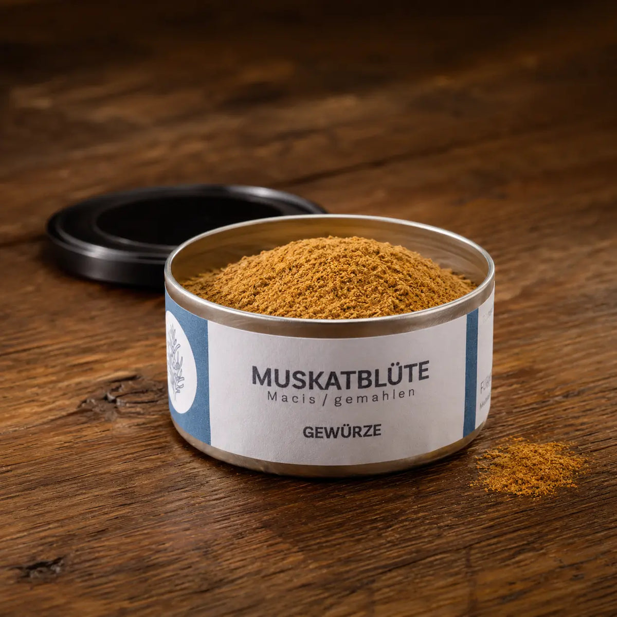 Geöffnete Dose Muskatblüte mit fein gemahlener Macis