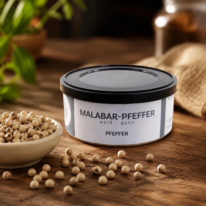 Ganze weiße Malabar-Pfefferkörner im Detail vor der Jungermann Gourmet Dose