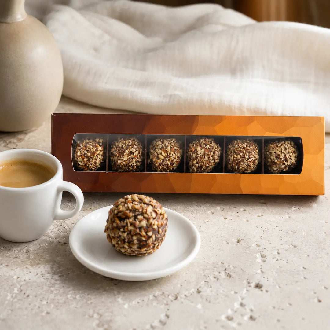 Mandel-Haselnuss Trüffel in der Sechserbox mit Espresso als Genussmotiv