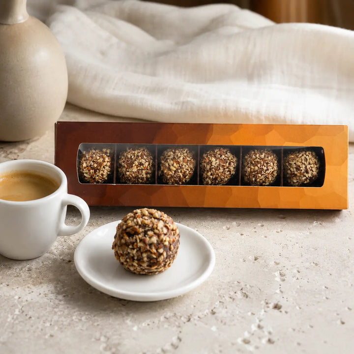 Mandel-Haselnuss Trüffel in der Sechserbox mit Espresso als Genussmotiv