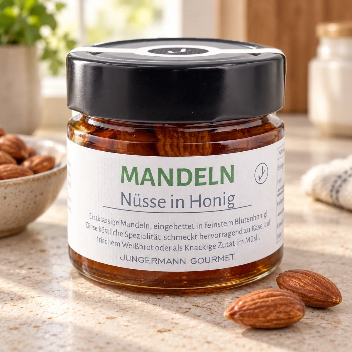 Mandeln in Honig von Jungermann Gourmet: Originalglas auf einer Küchenarbeitsplatte mit einer kleinen Portion Nüssen.