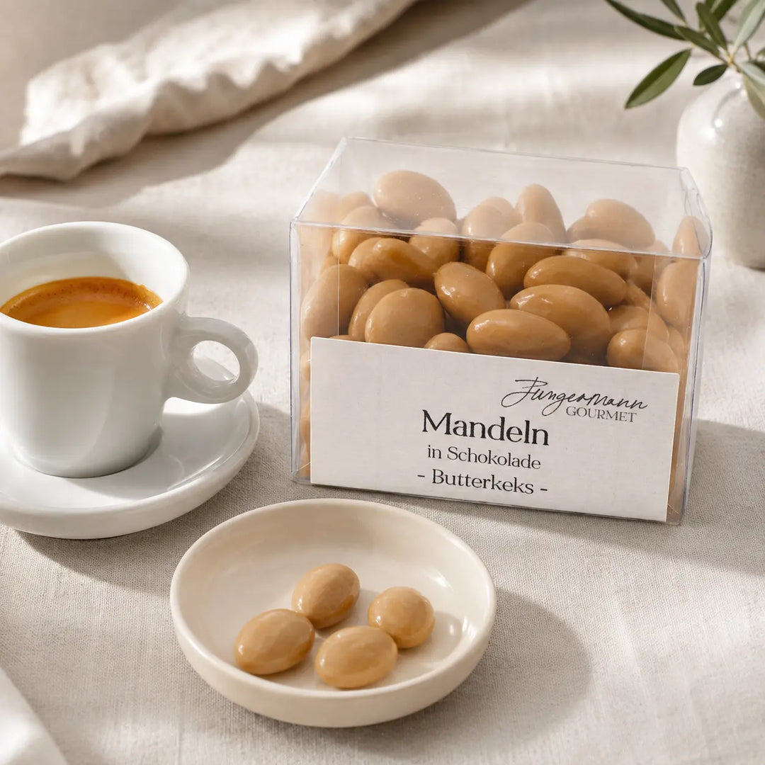 Mandeln in Schokolade Butterkeks in der Klarsichtbox mit Espresso