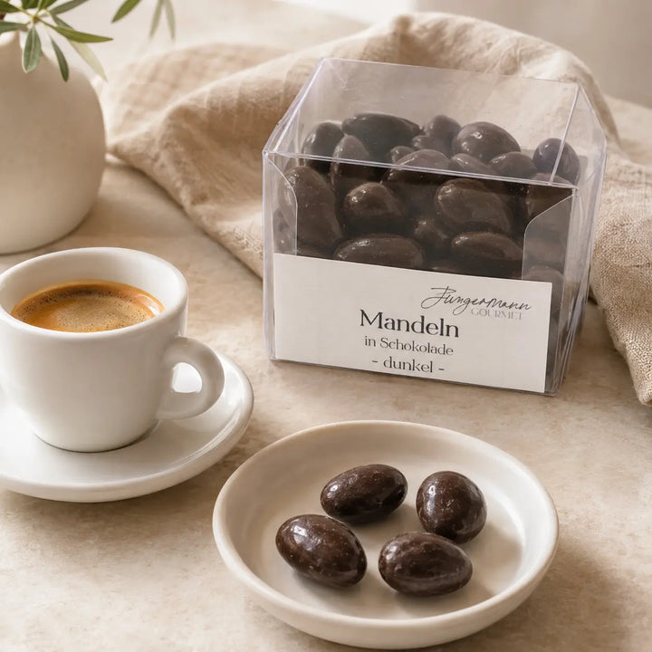 Dunkle Mandeln in Schokolade in der Klarsichtbox mit Espresso