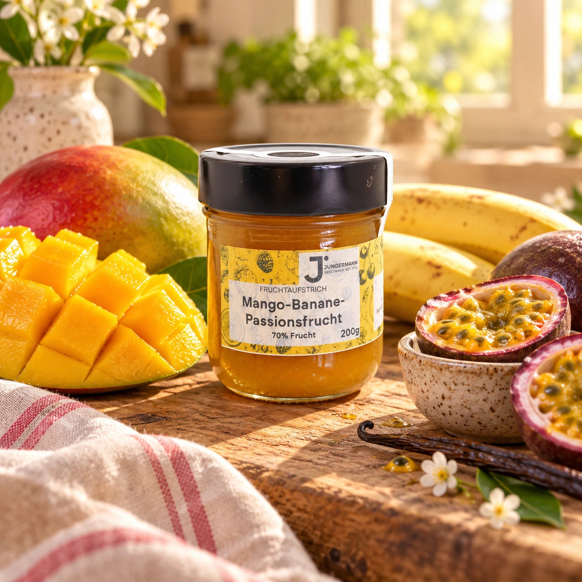 Mango-Banane-Passionsfrucht Fruchtaufstrich im Originalglas auf rustikalem Holz mit Mango, Bananen und Passionsfrüchten sowie einer Vanilleschote als Zutaten