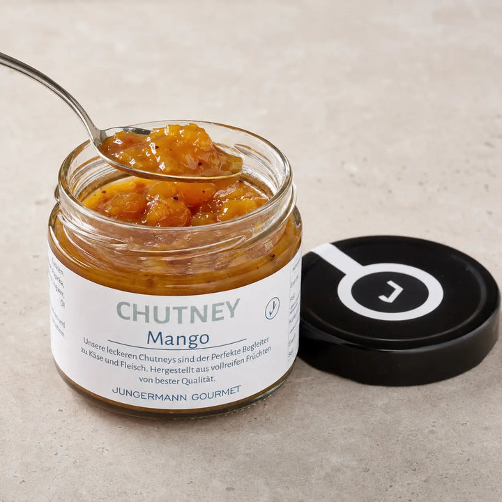 Geöffnetes Mango-Chutney mit sichtbarer fruchtig-stückiger Textur