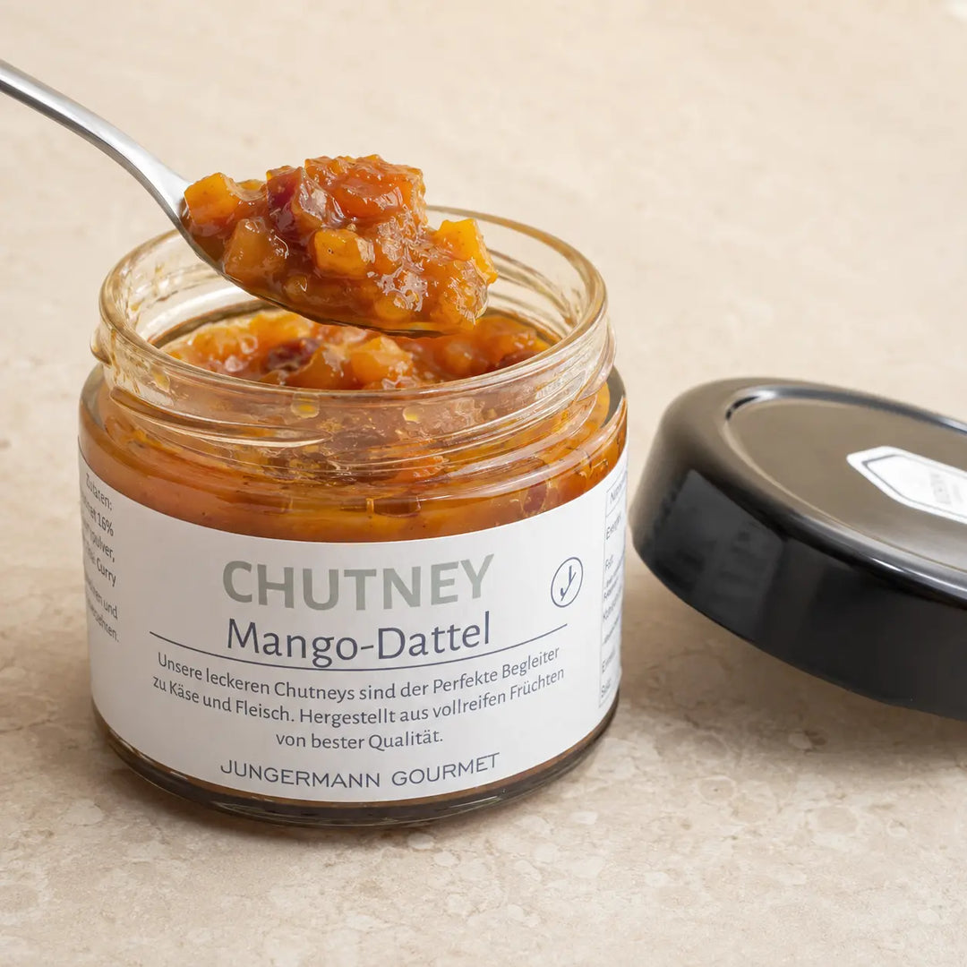 Geöffnetes Mango-Dattel-Chutney mit sichtbarer fruchtig-stückiger Textur