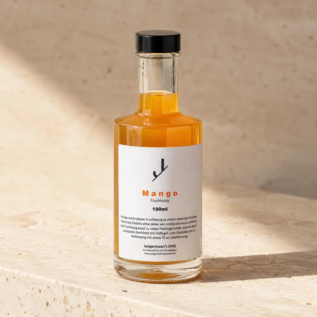 Mango Essig in der originalen Flasche als hochwertiger Packshot