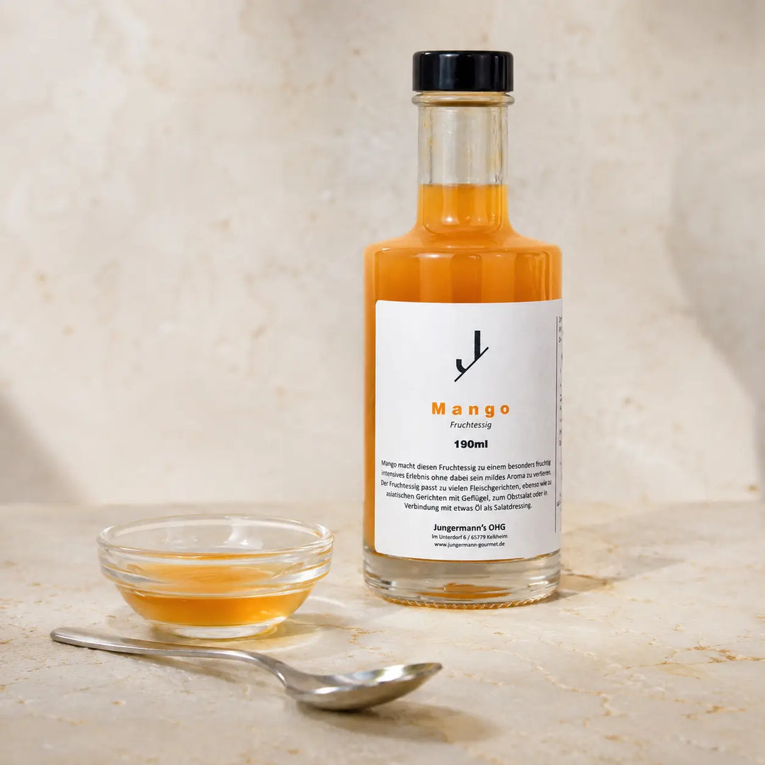 Mango Essig in der originalen Flasche mit kleiner Verkostungsschale
