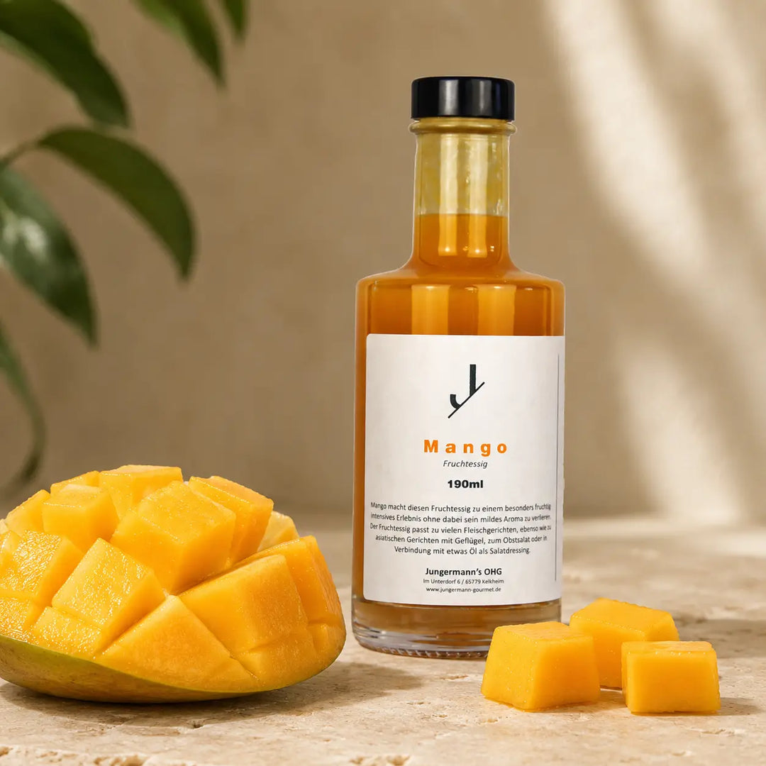 Mango Essig in der originalen Flasche mit frischer Mango im Detail