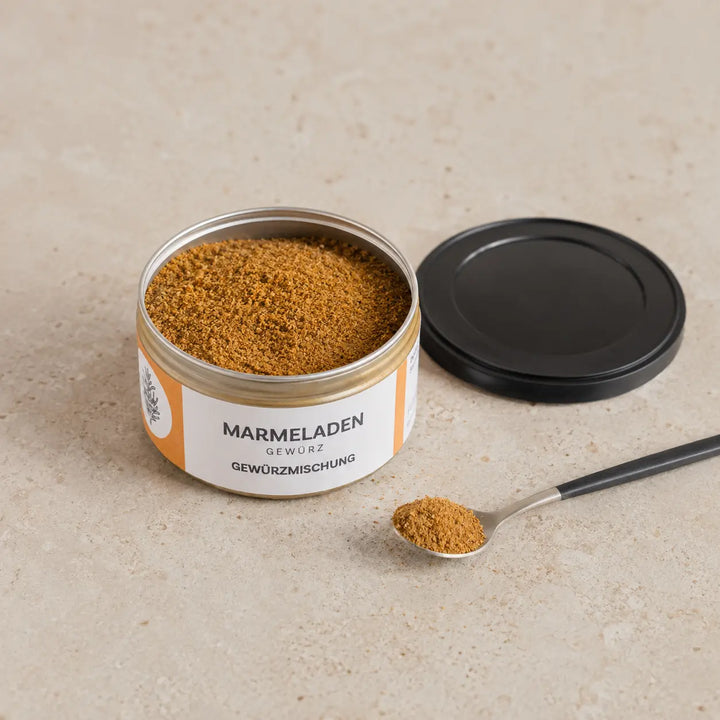 Geöffnete Dose Marmeladengewürz mit fein gemahlener Gewürztextur