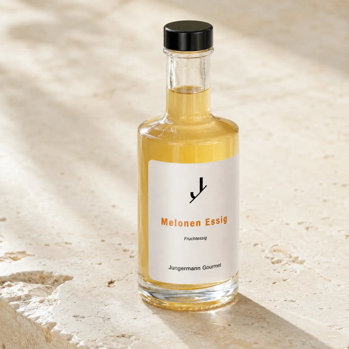 Melonen Essig in der verifizierten Fruchtessig-Familienflasche als Packshot