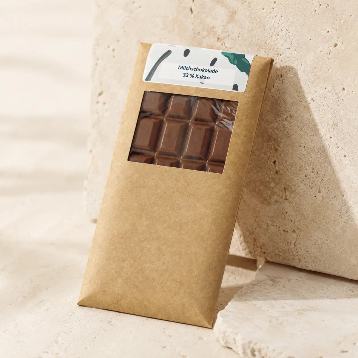 Milchschokolade mit 33 Prozent Kakao in der originalen Kraftpapierhülle als Packshot
