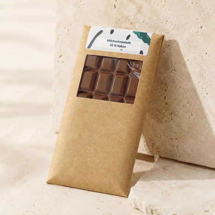 Milchschokolade mit 33 Prozent Kakao in der originalen Kraftpapierhülle als Packshot