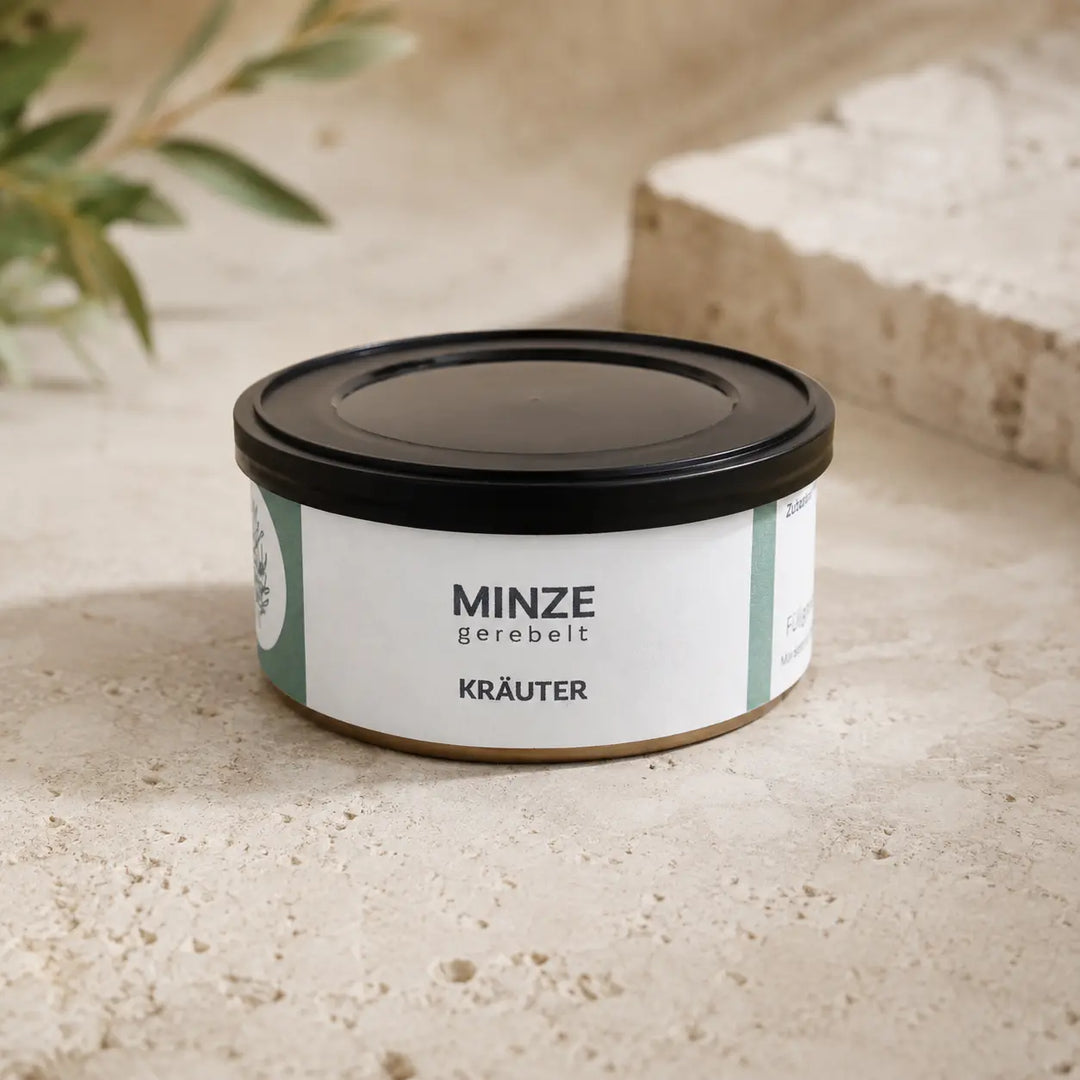 Minze gerebelt in der originalen Kräuterdose als hochwertiger Packshot