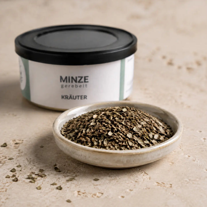 Gerebelte Minze im Blattdetail vor der originalen Kräuterdose